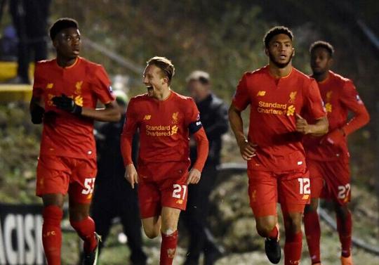 TA：贝隆因指示球员在赛前列队礼中背对对手被禁足6个月