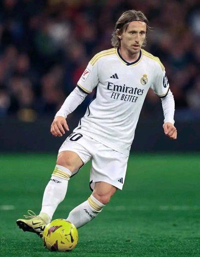 斯基拉：米兰派球探考察萨索洛中卫穆哈雷莫维奇和伊泽斯